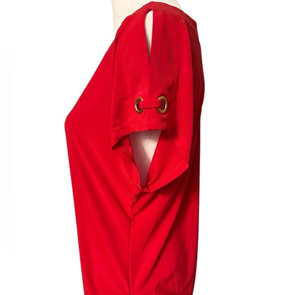 Lily Star cold shoulder short sleeve stretchy top in red with gold ring Size sm - Picture 4 of 10